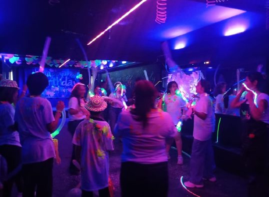 Fiesta de adolescentes con globos y luz negra en el salón WeGlow