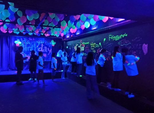 Vista general de la pista de baile llena durante una fiesta de adolescentes