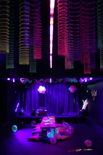 Decoración de tiras luminosas en el salón WeGlow
