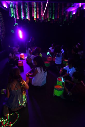Niños jugando en la pista con luz negra