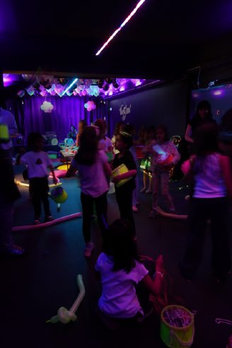 El mismo salón montado como pista de luz negra para una fiesta