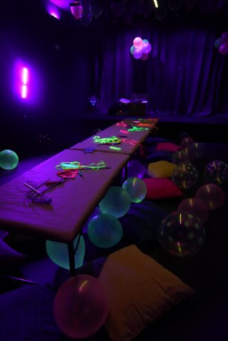 Mesa larga decorada con globos para una fiesta infantil