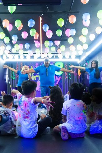 Grupo de niños sentados durante una dinámica guiada por las animadoras