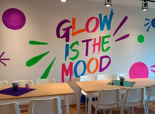 Mural Glow is the Mood en el salón de WeGlow