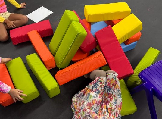 Niños jugando con bloques de espuma en la ludoteca de WeGlow