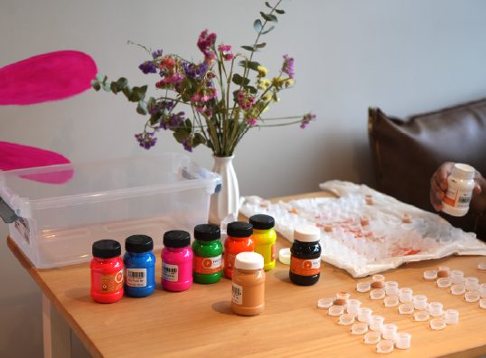 Materiales y frascos de pintura preparados sobre la mesa antes del taller