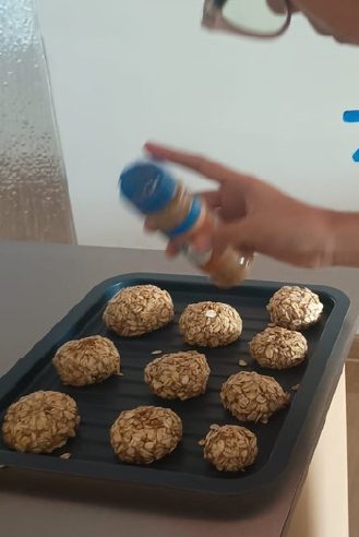 Charola con bolitas de avena preparadas por los niños en el taller de cocina