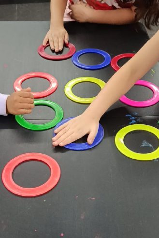 Juego de aros de colores sobre la mesa durante las dinámicas